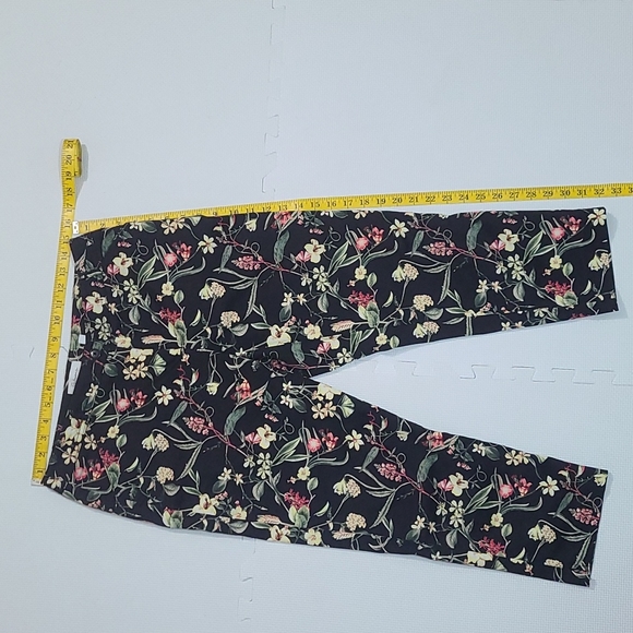 Reitmans Dark Floral Capri Pants size 5 - Picture 2 of 5